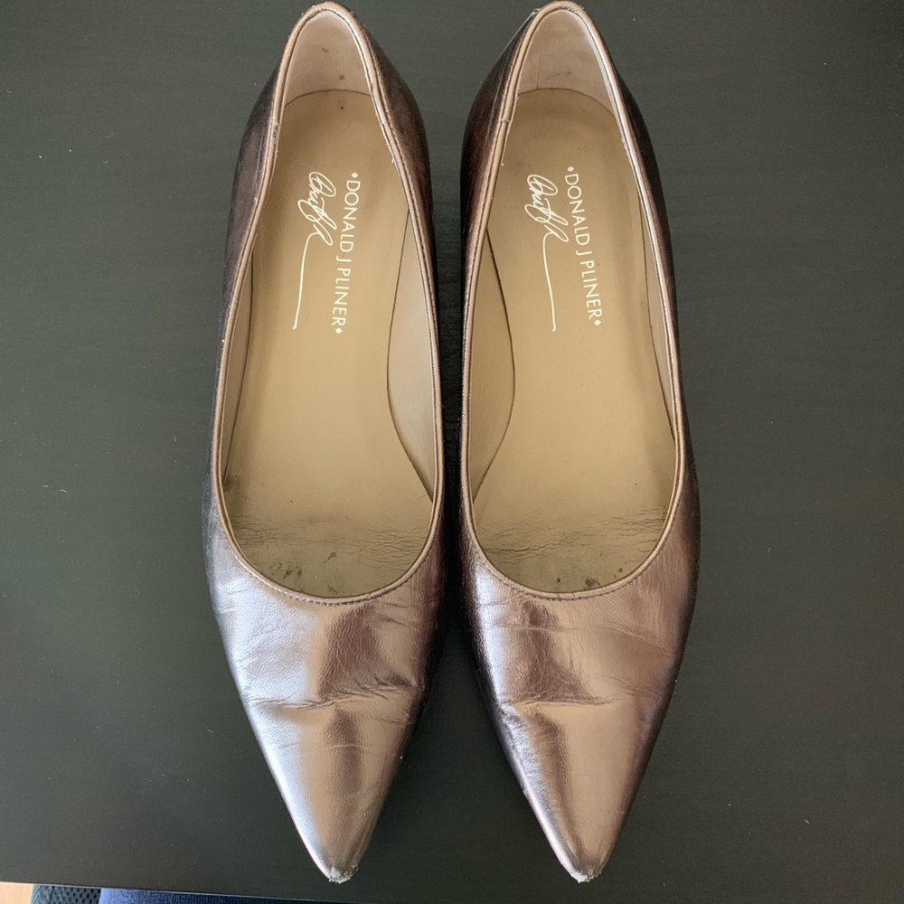 Donald J Pliner gold flats